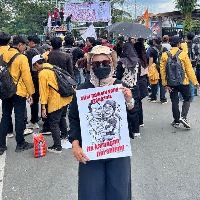 Poster Unik Warnai Aksi 214 di DPRD Kaltim
