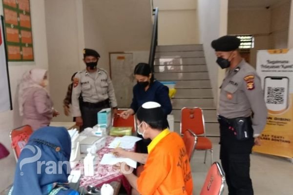 Polres Bontang Fasilitasi 43 Tahanan Divaksin Covid-19