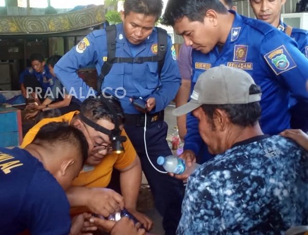 Terjebak Cincin, Jari Warga Diselamatkan Damkar Pangkep