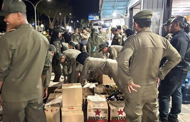 724 Botol Miras Disita Satpol PP Balikpapan dari Tujuh Lokasi Usaha