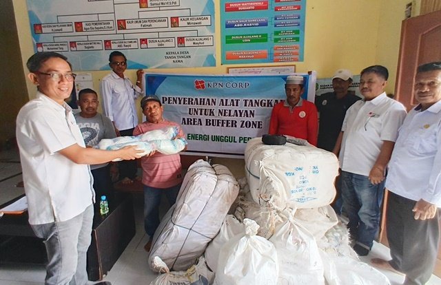 PT EUP Salurkan Alat Tangkap Ikan ke Nelayan Santan Ilir, Dorong Produktivitas dan Kesejahteraan