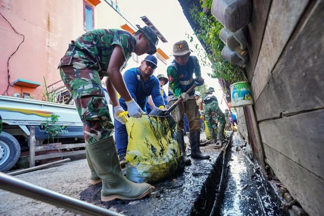 Sungai Bontang Kuala Dipenuhi Sampah, TNI dan Warga Turun Bersih-Bersih