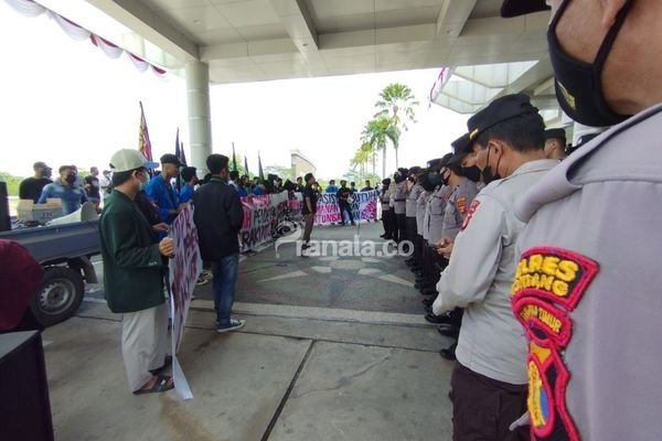 Tolak Kenaikan Harga BBM, Puluhan Mahasiswa Seruduk Kantor Wali Kota Bontang