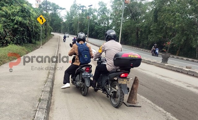 Aksi Simpatik Personel Polres Bontang, Bantu Pengendara Mogok di Jalan Cipto Mangkusumo