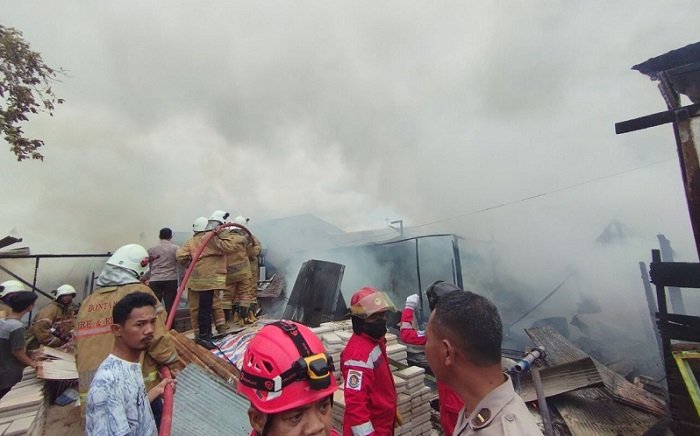 UPDATE NEWS: Si Jago Merah Lalap Lima Rumah di Lok Tuan