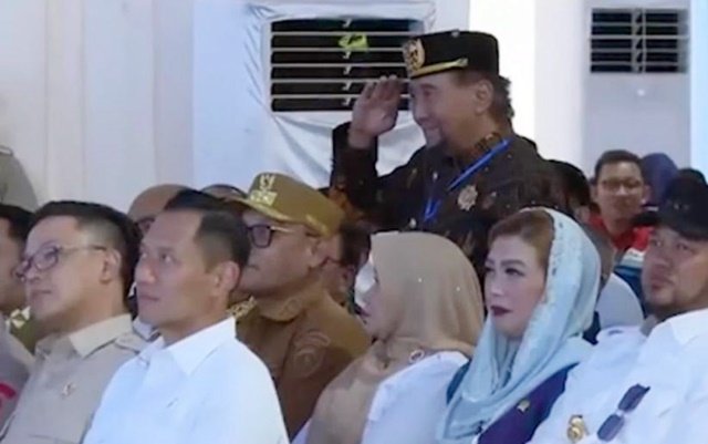 Polemik Posisi Duduk Sultan Kutai saat Kunjungan Presiden, Pemprov Kaltim Sampaikan Permohonan Maaf