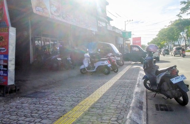 Trotoar di Bontang Diserobot Parkir dan Pedagang, Wali Kota Buka Suara