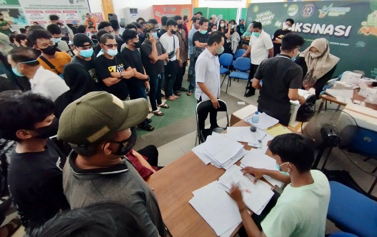 Vaksin Covid-19 Langka, Warga Bontang Rela Berdesakan demi Dapat Jatah