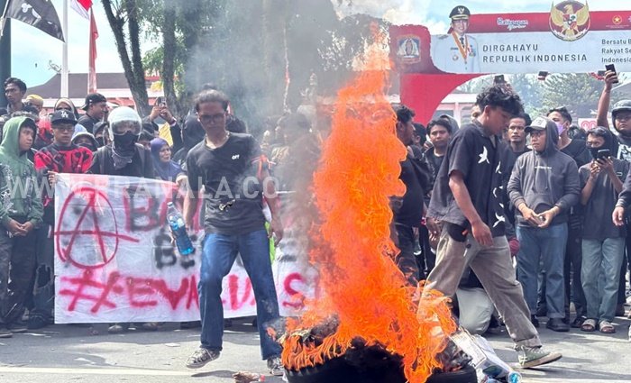 Ribuan Warga Balikpapan Geruduk DPRD, Massa Bakar Ban, Desak Selesaikan Masalah Kota