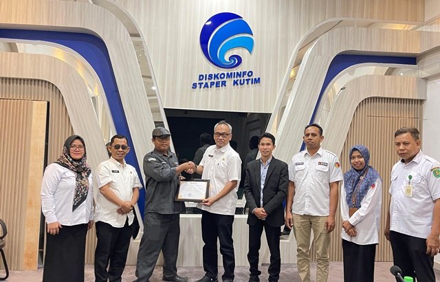 Diskominfo Kutim Terima Buku Pengawasan Pilkada dan Penghargaan dari Bawaslu Kaltim