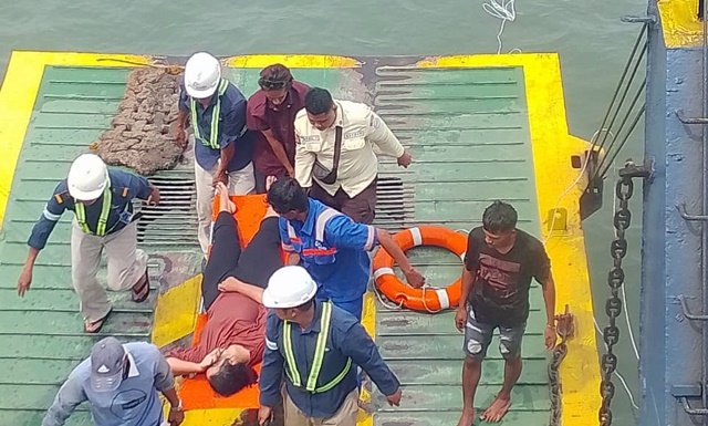 Detik-Detik Penumpang Kapal Ferry Goropa Lompat ke Laut di Pelabuhan Penajam Kaltim