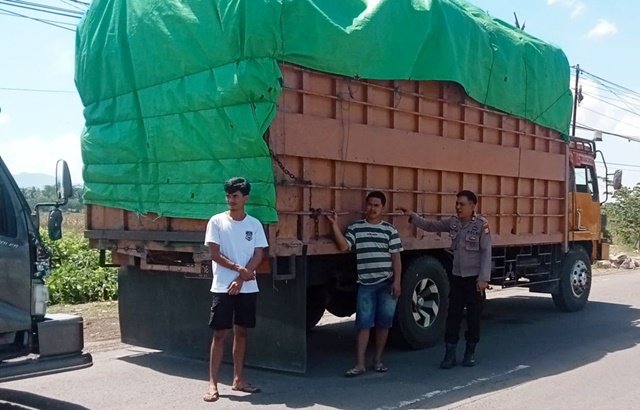 Ramai Dikeluhkan Warga, Truk Parkir Sembarangan di Jalan Poros Pangkep Ditertibkan