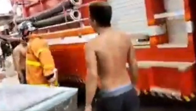 VIDEO: Terlambat Datang, Petugas Damkar di Kutim Nyaris Dikeroyok Warga