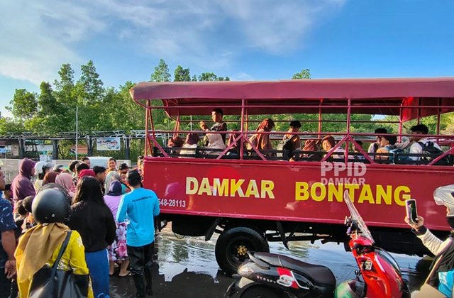 Deretan Potret Truk Damkar Angkut Puluhan Pelajar Menerjang Banjir Rob Bontang Kuala