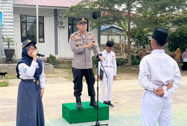 Kapolsek Bontang Selatan jadi Pembina Upacara, Beri Motivasi dan Bahaya Narkoba di SMP Negeri 8