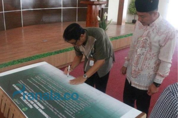 Seluruh Pegawai DPMPTSP Kaltim Tandatangani Pakta Integritas Bebas Korupsi