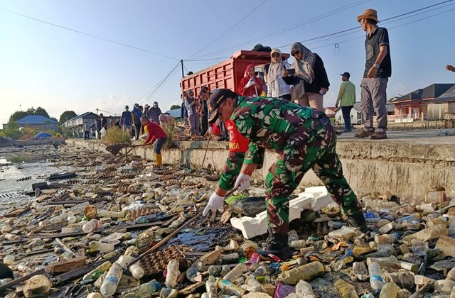 Sampah Kepung Pesisir Bontang, Lurah Tanjung Laut Indah Pimpin Aksi Bersih Libatkan Warga