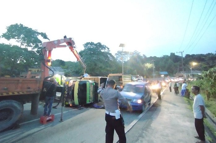 Mesin Mati, Dump Truk Terguling di Jalan Eks Pupuk Raya