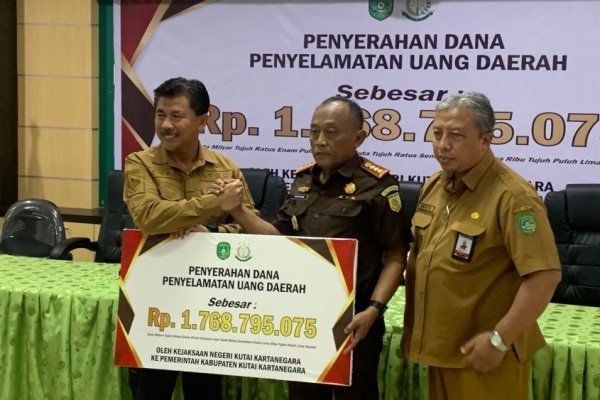 Kejari Kutai Kartanegara Kembalikan Uang Negara Rp1,8 Miliar kepada Pemkab
